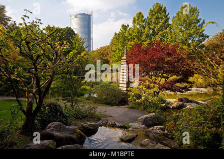 Japanischer Garten mit Post Tower, Rheinaue, Bonn, Nordrhein-Westfalen, Deutschland Stockfoto