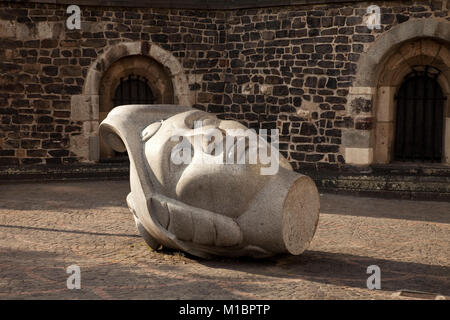 Granit Kopf, Stein Skulptur Florentz und Cassius, vor der Kathedrale von Bonn, Bonn, Nordrhein-Westfalen, Deutschland Stockfoto