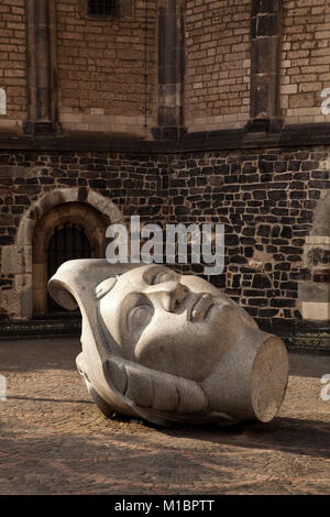 Granit Kopf, Stein Skulptur Florentz und Cassius, vor der Kathedrale von Bonn, Bonn, Nordrhein-Westfalen, Deutschland Stockfoto