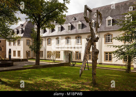 Skulptur "Der Schritt, Schere, Künstler Armin Sharon, Deutsches Klingenmuseum, Gräfrath, Solingen, Bergisches Land Stockfoto