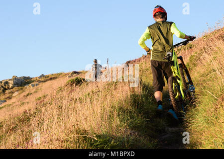 Jake Marsh Enduro Mountainbike Hochdrücken, Gwenver, Sennen, Cornwall, Großbritannien Stockfoto