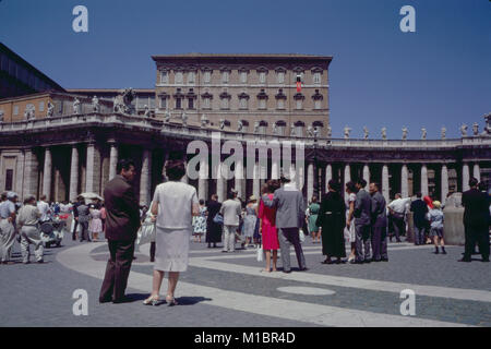Volksmenge zu Papst Johannes XXIII. in Fenster, Vatikan, Rom, Italien, 1961 auf der Suche Stockfoto