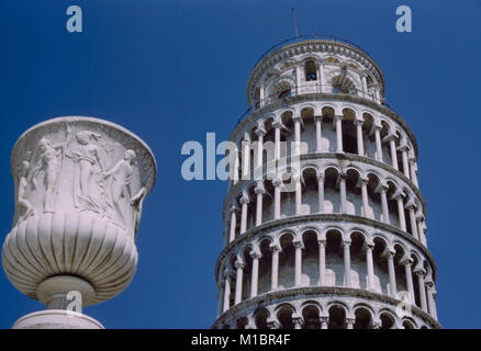 Turm von Pisa gegen den blauen Himmel, Low Angle View, Pisa, Italien, 1961 Stockfoto