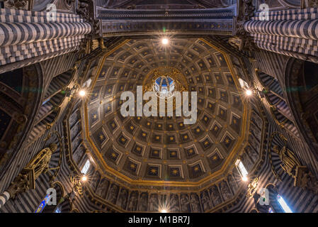 Was für eine wunderschöne Kirche in der Hill Top Stadt Siena Italien gefunden Stockfoto