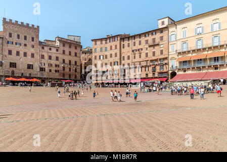 Die Piazza del Campo in Siena, Italien ist bekannt für den Palio di Siena, ein Pferderennen und Festival findet zweimal pro Jahr. Stockfoto