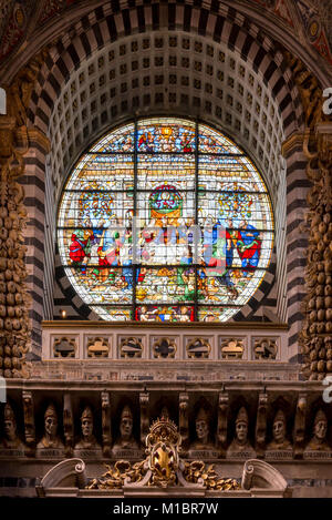 In der Kathedrale von Siena ist die schöne Glasmalereien Rosette Darstellung des Letzten Abendmahls. Stockfoto