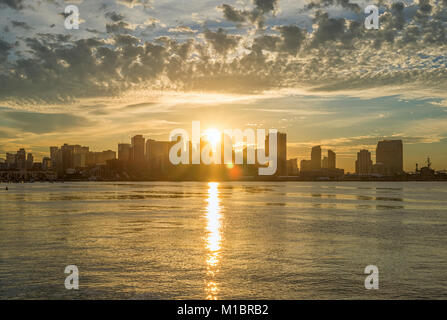 Die aufgehende Sonne über den San Diego Skyline. San Diego, Kalifornien, USA. Stockfoto