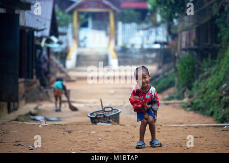 Junge vor Temple in abgelegenen Verbot hat Sa Dorf, nördlichen Laos, Asien Stockfoto