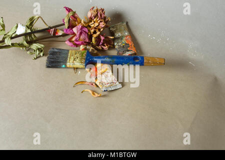 Artist Equipment und Blume Stockfoto
