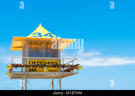 Surfers Paradise, Queensland, Australia-December 23, 2017: Lifeguard Tower. Australische Rettungsschwimmer sind bekannt für ihre hohe Kompetenz und knowle Stockfoto