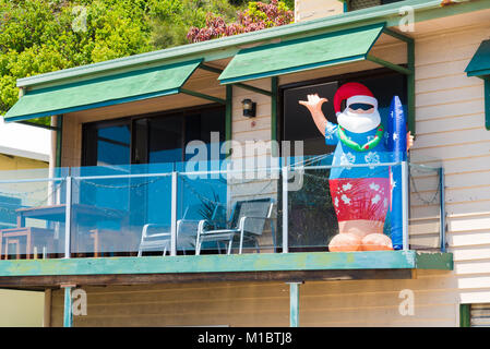 Currumbin, Queensland, Australia-December 23, 2017: Aufblasbare Weihnachtsmann im Haus Balkon. Viele Eigenheimbesitzer schmücken die Fassade der Häuser, d Stockfoto