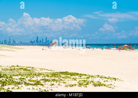 Currumbin, Queensland, Australia-December 23, 2017: Coastal sand Strand mit Gold Coast Skyline von Surfers Paradise am Horizont, eine wichtige touristische Stockfoto