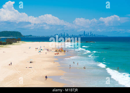 Currumbin, Queensland, Australia-December 23, 2017: Coastal sand Strand mit Gold Coast Skyline von Surfers Paradise am Horizont, eine wichtige touristische Stockfoto