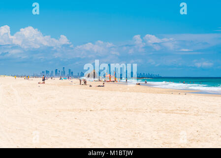 Currumbin, Queensland, Australia-December 23, 2017: Coastal sand Strand mit Gold Coast Skyline von Surfers Paradise am Horizont, eine wichtige touristische Stockfoto