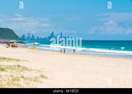 Currumbin, Queensland, Australia-December 23, 2017: Coastal sand Strand mit Gold Coast Skyline von Surfers Paradise am Horizont, eine wichtige touristische Stockfoto