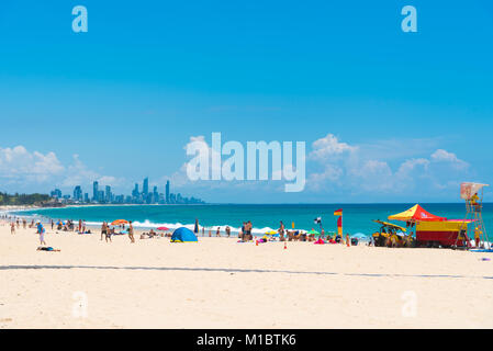 Currumbin, Queensland, Australia-December 23, 2017: Coastal sand Strand mit Gold Coast Skyline von Surfers Paradise am Horizont, eine wichtige touristische Stockfoto