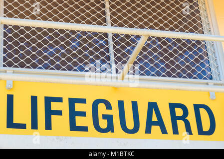 Surfers Paradise, Queensland, Australia-December 23, 2017: Lifeguard Tower. Australische Rettungsschwimmer sind bekannt für ihre hohe Kompetenz und knowle Stockfoto