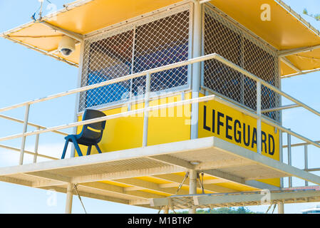 Surfers Paradise, Queensland, Australia-December 23, 2017: Lifeguard Tower. Australische Rettungsschwimmer sind bekannt für ihre hohe Kompetenz und knowle Stockfoto