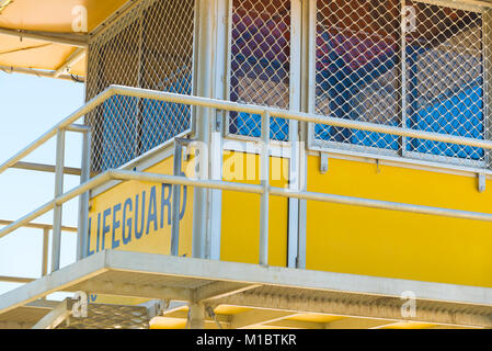 Surfers Paradise, Queensland, Australia-December 23, 2017: Lifeguard Tower. Australische Rettungsschwimmer sind bekannt für ihre hohe Kompetenz und knowle Stockfoto