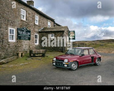 Renault 5 Turbo 2 im Tan Hill Taverne höchsten Pub 1732 ft in England Stockfoto