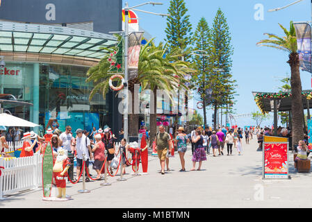 Surfers Paradise, Queensland, Australia-December 23, 2017: Street View in Surfers Paradise, Unterhaltung der Gold Coast und Tourismus Zentrum Stockfoto