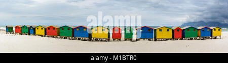 Ultra Wide Panorama der farbigen Häuser am Strand von Muizenberg - eine beliebte Touristenattraktion in der Nähe von Kapstadt, Südafrika Stockfoto