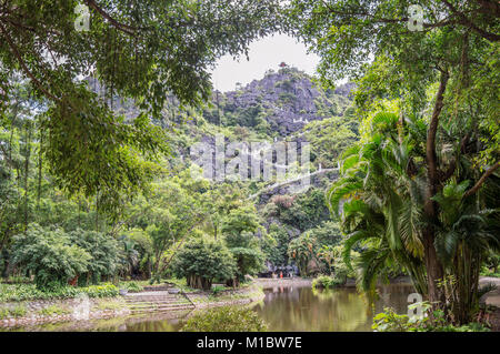 Blick auf die Treppe zum oberen Pagode von Hang Mua Tempel, Ninh Binh, Vietnam Stockfoto