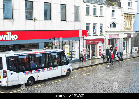Eine Bus- und Fußgängern in Boscawen Street in Truro Cornwall. Stockfoto