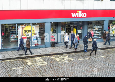 Pedstrians wandern vorbei an einem Wilko shop shop in Boscawen Street im Stadtzentrum von Truro Cornwall. Stockfoto