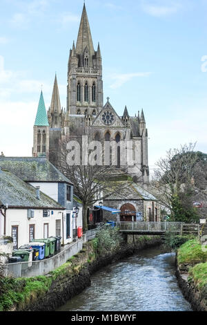 Truro River fließt, Truro Cathedral in Truro Stadtzentrum. Stockfoto