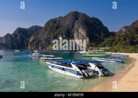 Phi Phi Island Krabi Thailand Januar 31, 2016 Schnellboote an einem Strand in Ao-tonsai festgemacht, auf Koh Phi Phi Don. Stockfoto