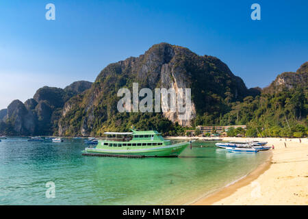 Phi Phi Island Krabi Thailand Januar 31, 2016 Schnellboote an einem Strand in Ao-tonsai festgemacht, auf Koh Phi Phi Don. Stockfoto