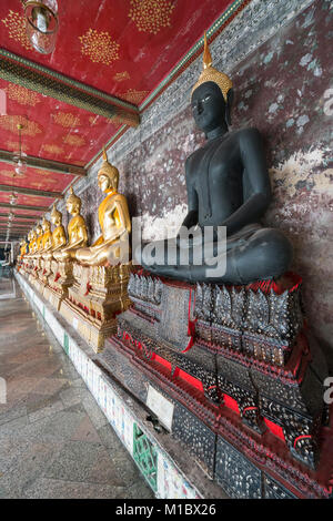 Buddha Statuen auf dem Hof in Wat Suthat Tempel in Bangkok. Stockfoto
