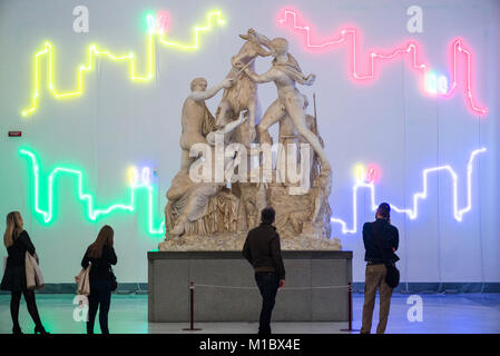 Neapel. Italien. Besucher nach Neapel Nationalen Archäologischen Museum mit Blick auf die Farnese Bull. Museo Archeologico Nazionale di Napoli. Die Farnese Bul Stockfoto