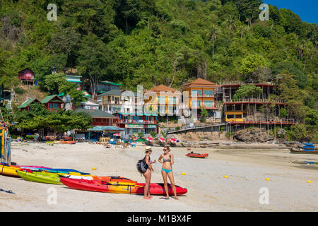 Phi Phi Island Krabi Thailand Januar 31, 2016 Touristen am Strand von Loh Dalum, bei Ebbe, auf Koh Phi Phi Don. Stockfoto