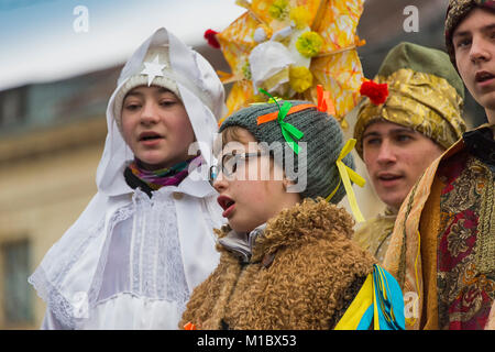 Lemberg, Ukraine - Januar 07, 2018: Weihnachten Veranstaltungen im Zentrum der Stadt. Unbekannte junge Leute spielen für die Bürger ein Weihnachten in t Stockfoto