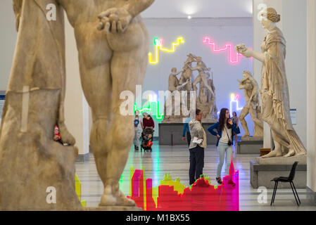 Neapel. Italien. Besucher nach Neapel Nationalen Archäologischen Museum mit Blick auf die Farnese Skulpturensammlung, mit site-specific Installation, "Proiez Stockfoto