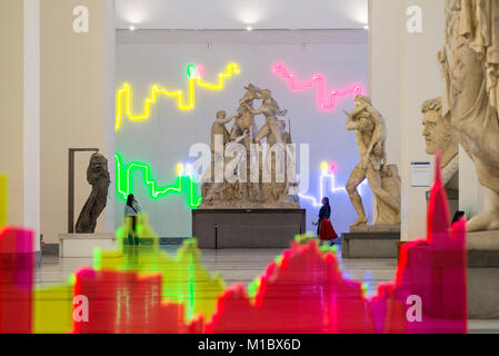 Neapel. Italien. Besucher nach Neapel Nationalen Archäologischen Museum mit Blick auf die Farnese Skulpturensammlung, mit site-specific Installation, "Proiez Stockfoto