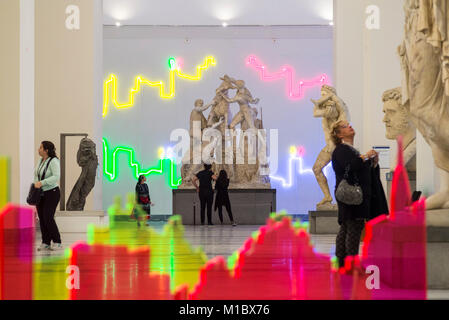 Neapel. Italien. Besucher nach Neapel Nationalen Archäologischen Museum mit Blick auf die Farnese Skulpturensammlung, mit site-specific Installation, "Proiez Stockfoto