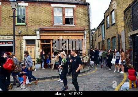 S. Jones Café Columbia Road Blumenmarkt East London UK an einem sonnigen Sonntag 2017 Stockfoto