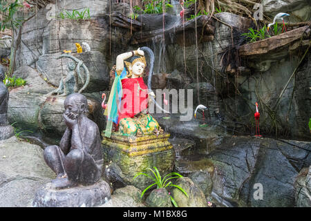 Einige Statuen im Innenhof des Wat Saket Tempel in Bangkok. Stockfoto