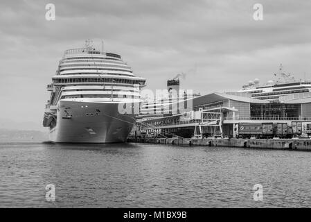 Savona, Italien - Dezember 2, 2016: Der Costa Diadema Kreuzfahrtschiff in das Ligurische Meer Port an der Kreuzfahrten terminal in Savona, Italien. Schwarze und weiße Pho Stockfoto