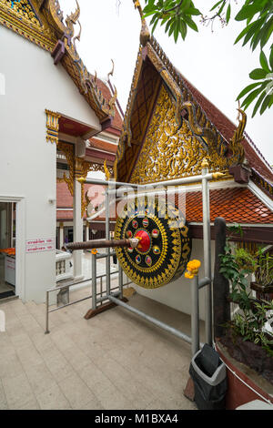 Der große Gong auf dem Hof in Wat Saket Tempel in Bangkok. Stockfoto