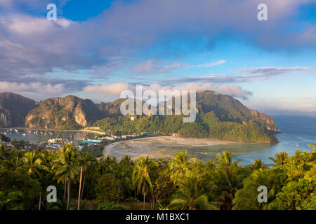 Phi Phi Island Krabi Thailand Januar 29, 2016 Schöner Panoramablick auf Tonsai Village, Ao-tonsai, Ao Dalum, und die Berge von Koh Phi Phi Don Stockfoto
