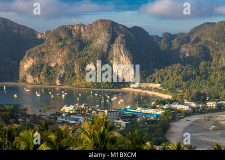 Phi Phi Island Krabi Thailand Januar 29, 2016 Schöner Panoramablick auf Tonsai Village, Ao-tonsai, Ao Dalum, und die Berge von Koh Phi Phi Don Stockfoto