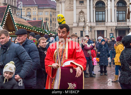 Lemberg, Ukraine - Januar 07, 2018: Weihnachten Veranstaltungen im Zentrum der Stadt. Unbekannter Künstler in Trachten bereiten Sie sich für die Performance, die im Hören Stockfoto