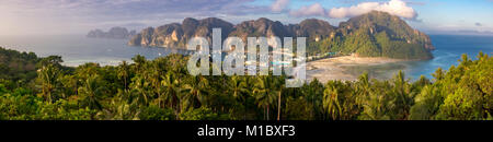 Phi Phi Island Krabi Thailand Januar 29, 2016 Schöner Panoramablick auf Tonsai Village, Ao-tonsai, Ao Dalum, und die Berge von Koh Phi Phi Don Stockfoto