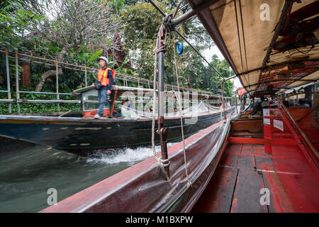 Eine Ansicht der Khlong Saen Saen Kanal von einem typischen Boot in Bangkok, Thailand Stockfoto