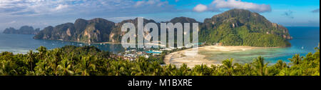 Phi Phi Island Krabi Thailand Januar 29, 2016 Schöner Panoramablick auf Tonsai Village, Ao-tonsai, Ao Dalum, und die Berge von Koh Phi Phi Don Stockfoto