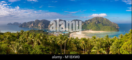 Phi Phi Island Krabi Thailand Januar 29, 2016 Schöner Panoramablick auf Tonsai Village, Ao-tonsai, Ao Dalum, und die Berge von Koh Phi Phi Don Stockfoto
